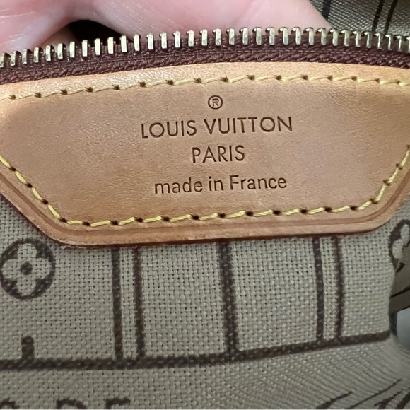 Louis Vuitton Neverfull Tote Bag - Picture 5 of 10